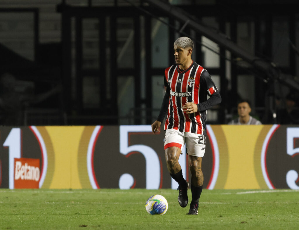 Alan Franco: o zagueiro argentino cometeu uma falha fatal na saída de bola, originando a jogada do terceiro gol do Vasco e não teve a mesma autoridade de outros jogos na defesa.