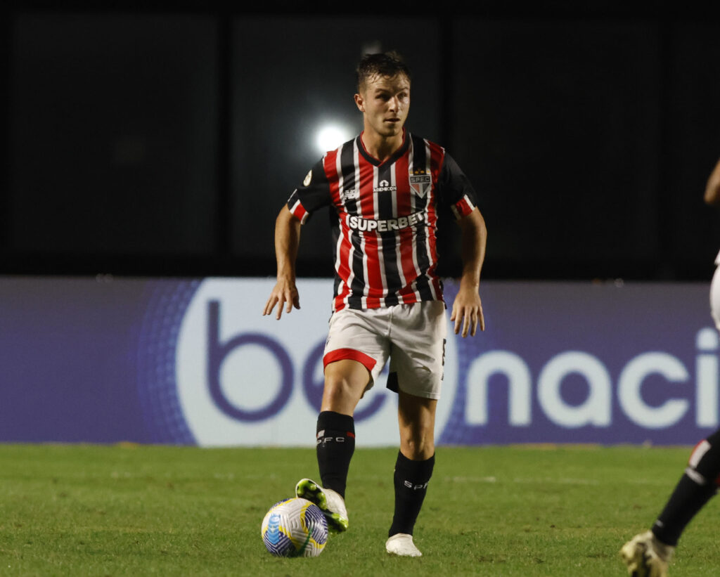 Galoppo: mais uma vez o volante argentino não teve impacto no jogo, agregando pouco tanto na fase de construção das jogadas quanto na transição defensiva, deixando de obstruir as investidas rivais.