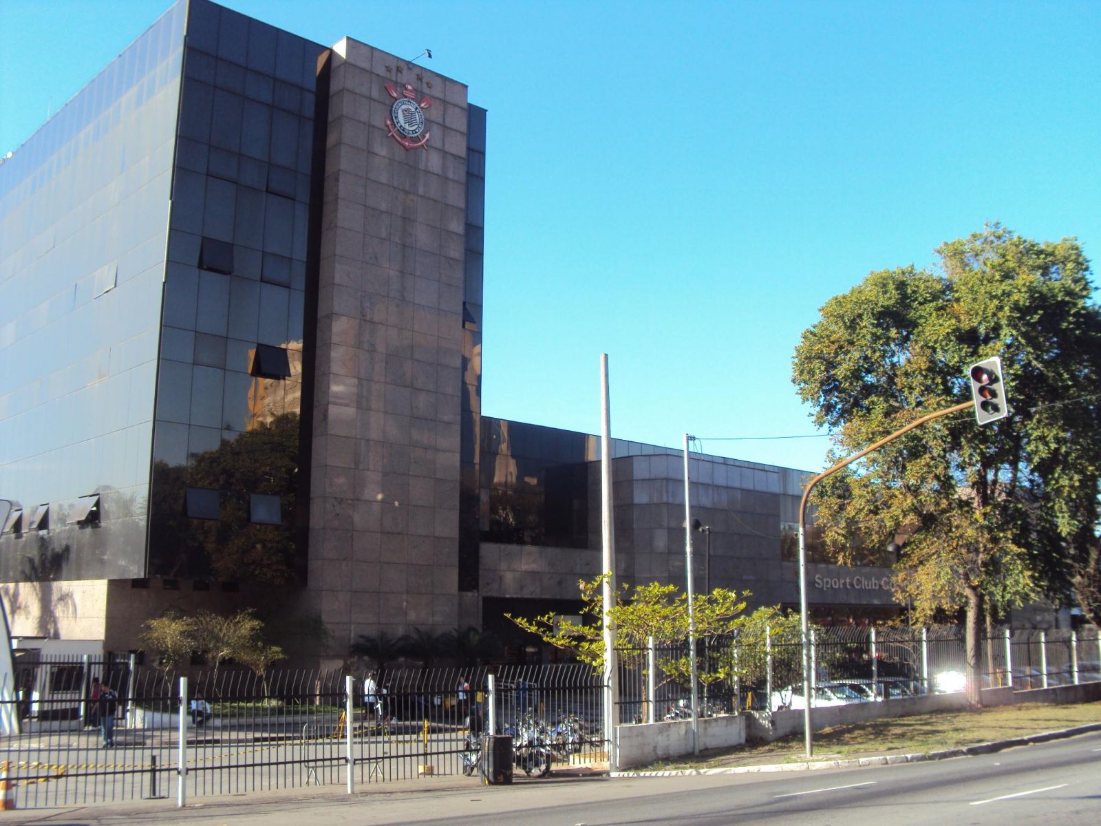 Polícia federal investiga empresa contratada pelo Corinthians no Parque São Jorge.