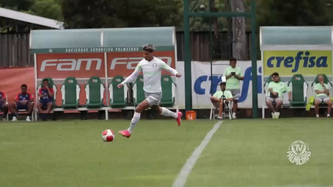Atuesta marca belo gol de falta em jogo-treino do Palmeiras; veja os lances