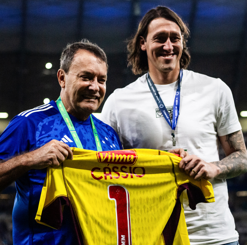 Apresentação de Cássio e sua nova camisa no Cruzeiro: número 1.