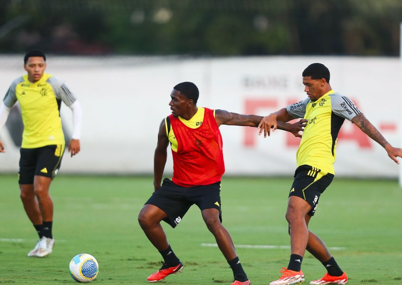 Flamengo se prepara para enfrentar Athletico-PR após vitória no Maracanã.