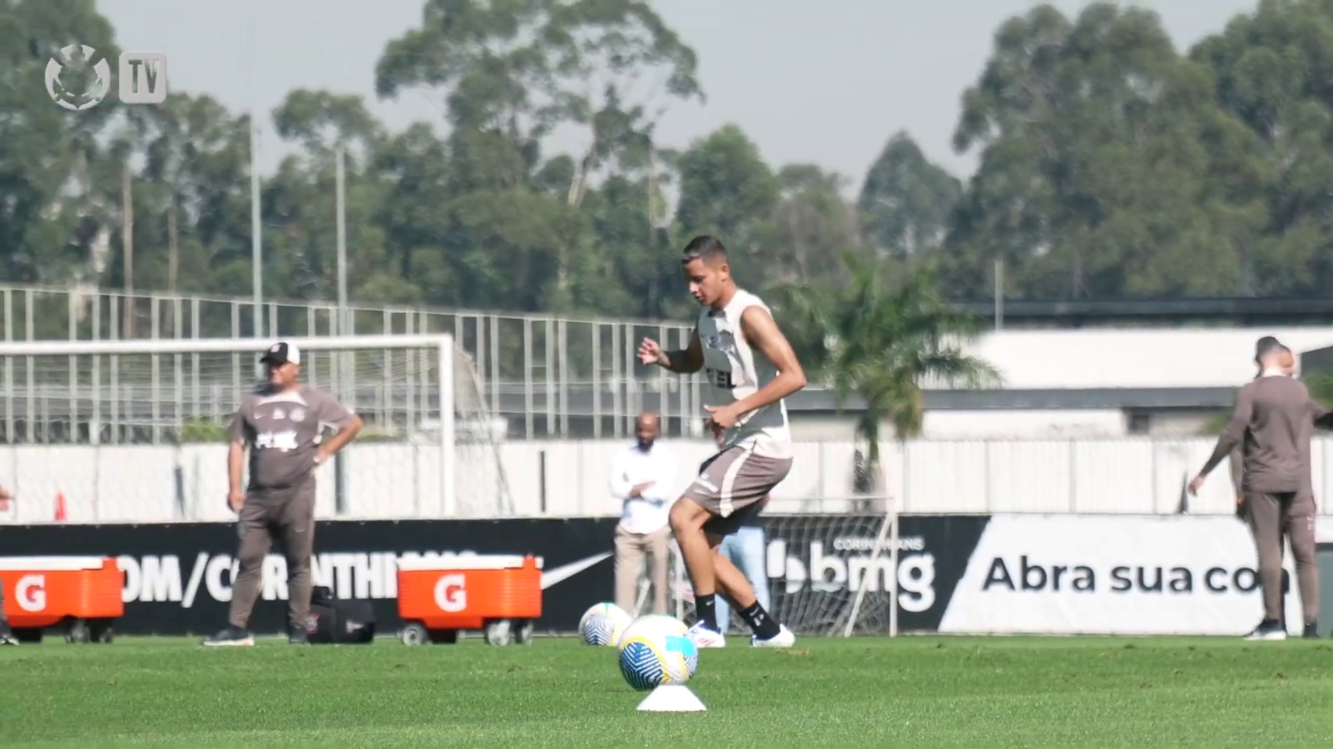 Corinthians se prepara para enfrentar Athletico-PR em treino intensivo.