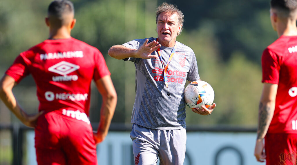 O técnico Cuca segue sem poder contar com o zagueiro Thiago Heleno, lesionado. Fora isso, ele deve mandar a campo o que tem de melhor à sua disposição. (Foto: Gustavo Oliveira/ Athletico-PR)