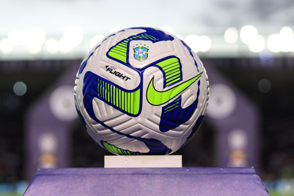 Alex Gomes Stefano comanda a arbitragem, acompanhado dos assistentes Luiz Claudio Regazone e Daniel de Oliveira Alves Pereira. (Foto: Rafael Arantes)