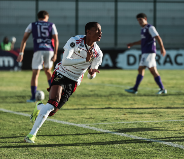 Flamengo vence Defensor na estreia da Libertadores sub-20.