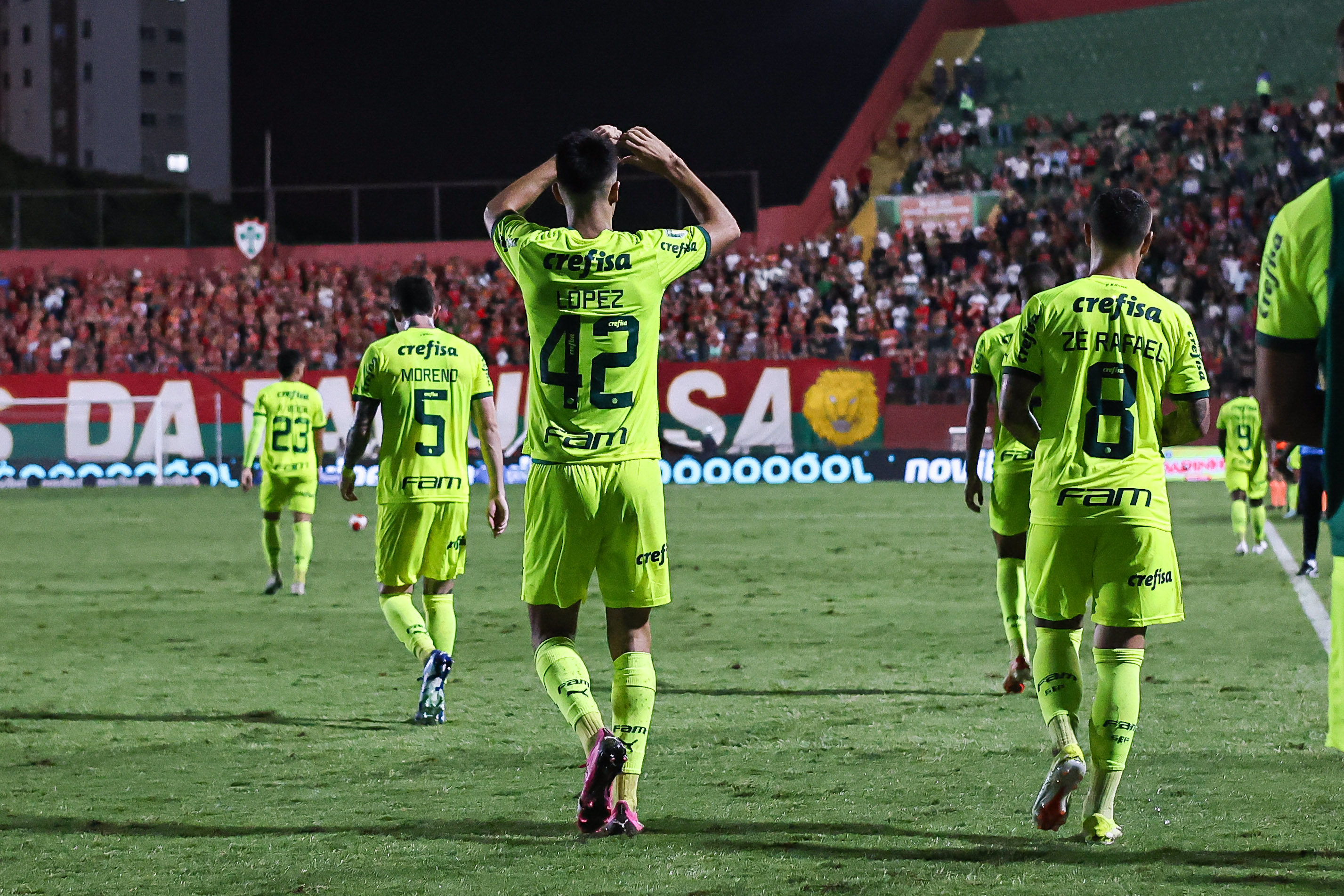 Palmeiras vence Portuguesa com mais um gol de Flaco e assume liderança geral do Paulistão