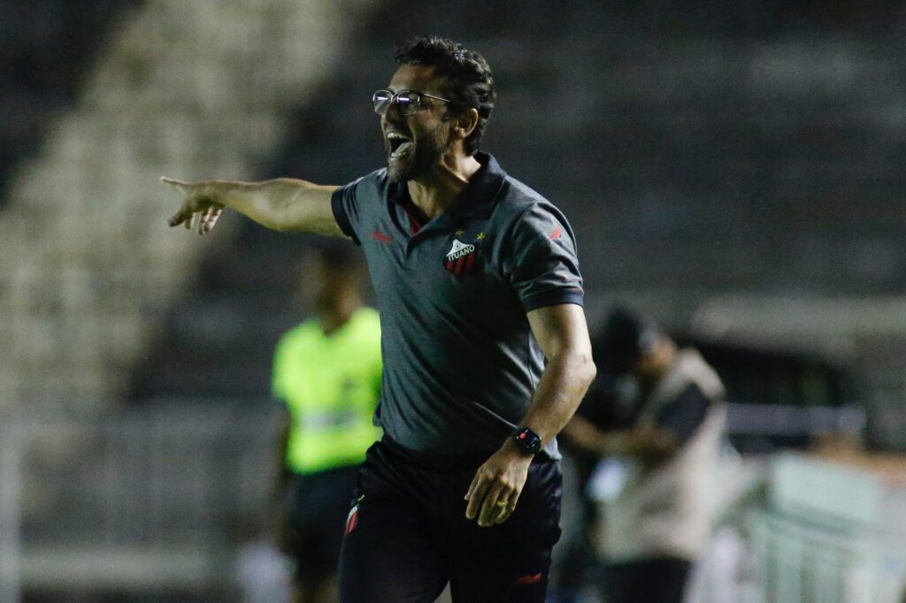 Desfalques: Para o confronto, Alberto Valentim terá retornos importantes: os zagueiros João Vialle e Vitão cumpriram suspensão na última rodada e podem voltar ao time titular.