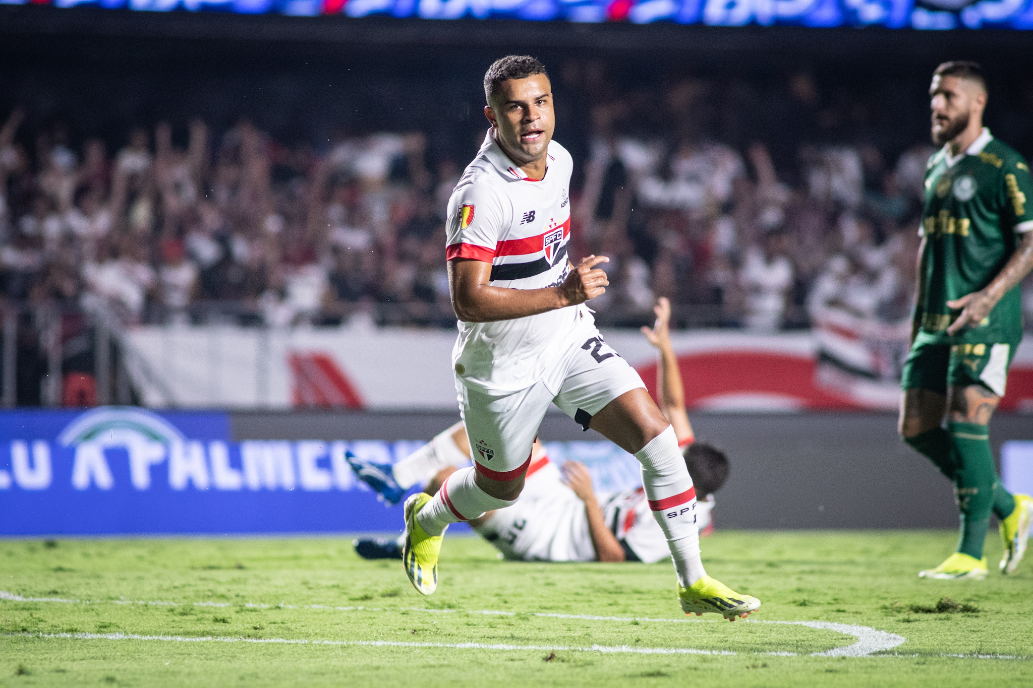Arbitragem polêmica marca empate entre São Paulo e Palmeiras no Paulistão