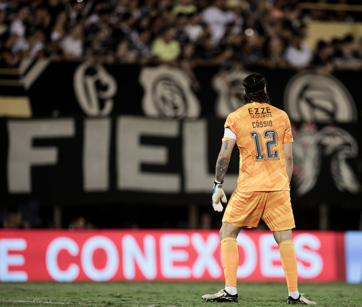 Árbitro justifica expulsão de Garro por causa de sinalizadores da torcida corintiana.