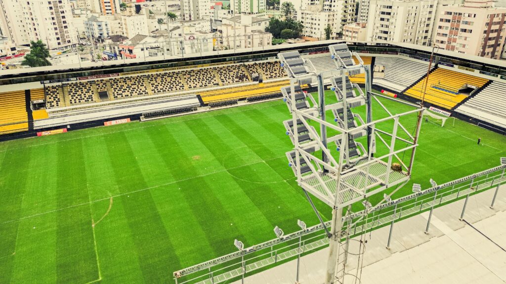 Internacional e São Paulo se enfrentam nesta quinta-feira, às 20h (de Brasília), no estádio Heriberto Hulse, em Criciúma, pela oitava rodada do Campeonato Brasileiro. A partida acontecerá no interior de Santa Catarina pelo fato de o Beira-Rio, estádio do Colorado, ainda estar passando por melhorias após ser castigado pelas enchentes no Rio Grande do Sul.