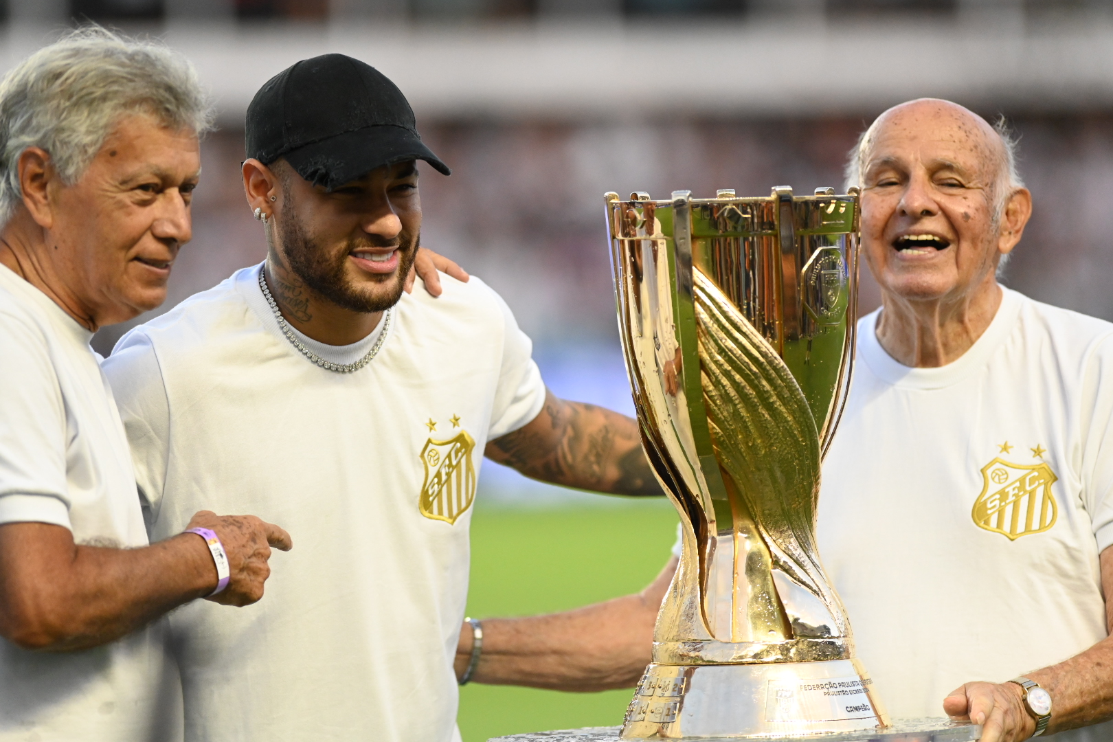 Neymar Entra Em Campo Com Taça Antes do Clássico Santos x Palmeiras