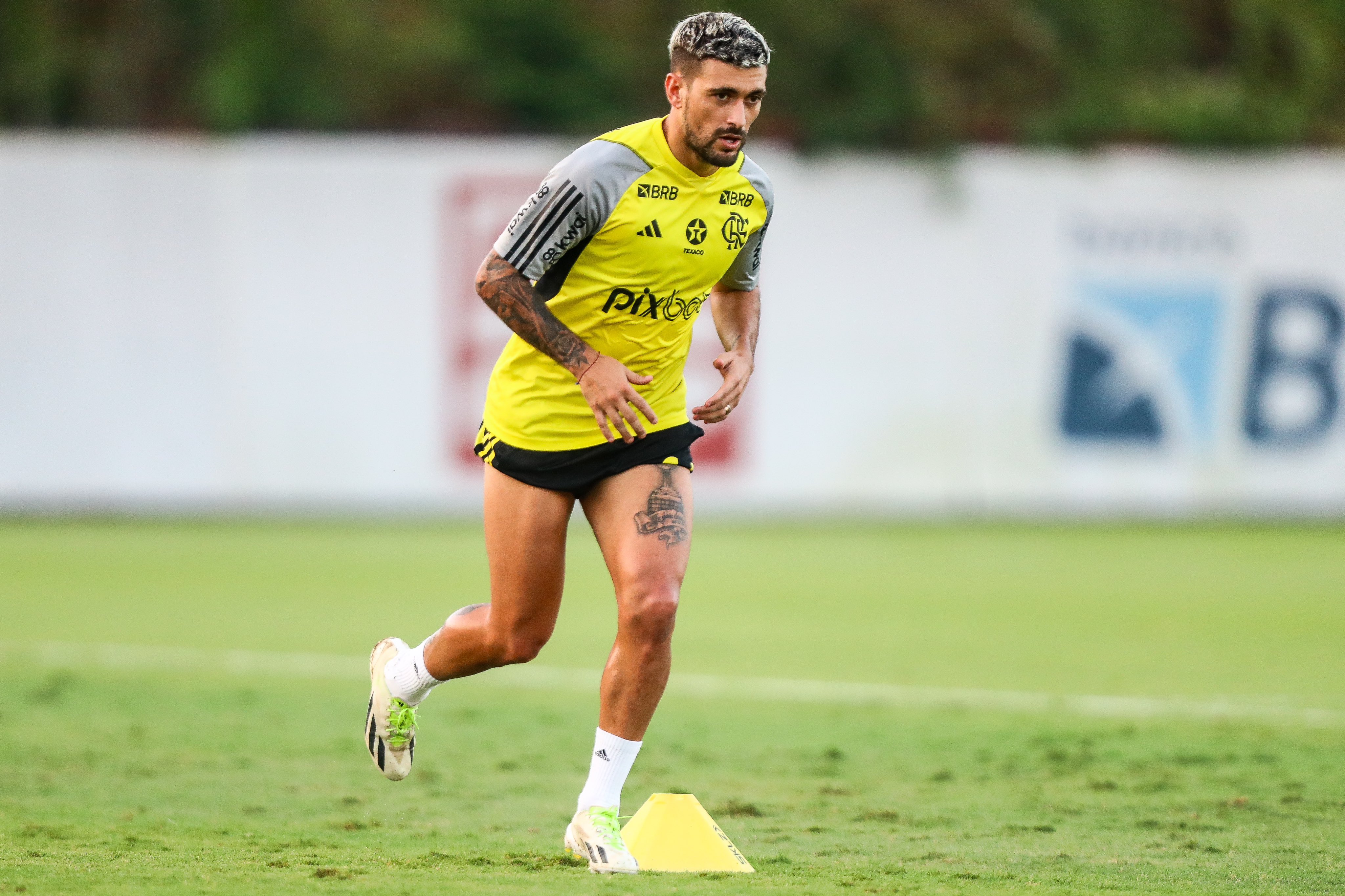 Flamengo inicia preparação para enfrentar o RB Bragantino no Campeonato Brasileiro.