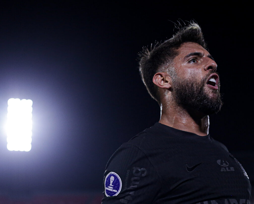 Yuri Alberto retorna ao Corinthians com gol e desempenho apesar das dores.