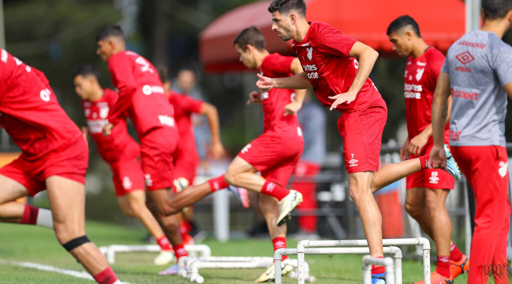 Do outro lado, o Athletico-PR também atravessa bom momento na temporada. Em seu último compromisso, o Furacão goleou o Rayo Zuliano-VEN por 5 a 0, pela Sul-Americana. Com 10 pontos, o time paranaense ocupa liderança momentânea da competição. (Foto: Gustavo Oliveira/ Athletico-PR)