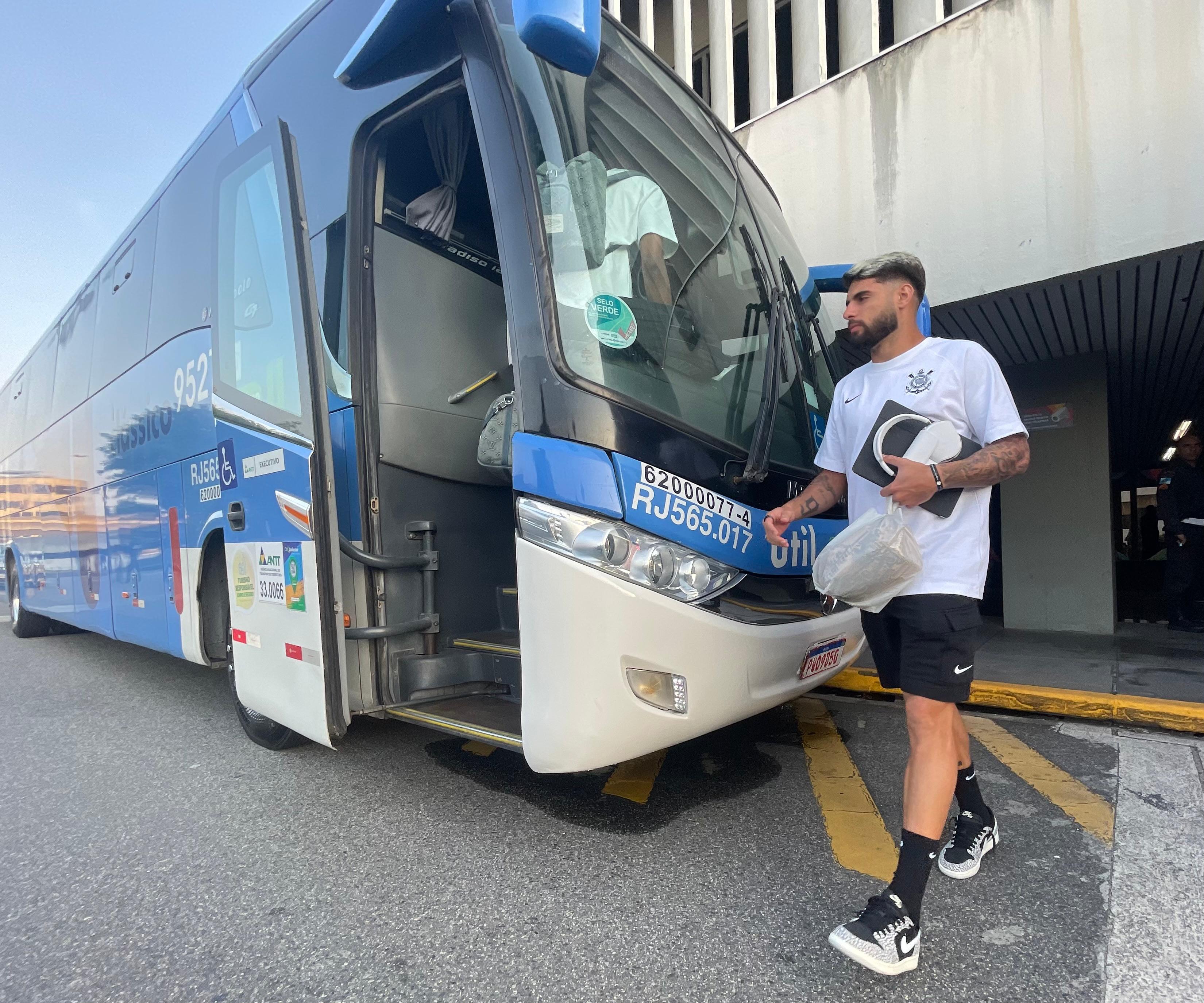 Delegação do Corinthians chega ao Rio de Janeiro para confronto contra o Flamengo.