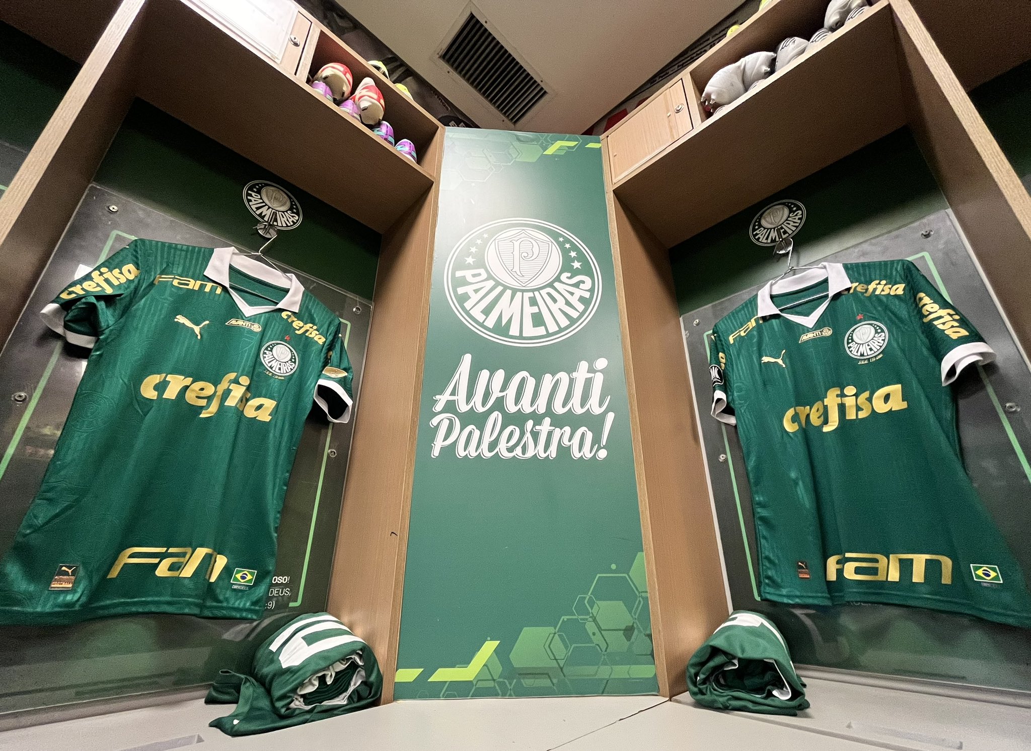 Palmeiras escalado com Flaco López titular e Raphael Veiga no banco.