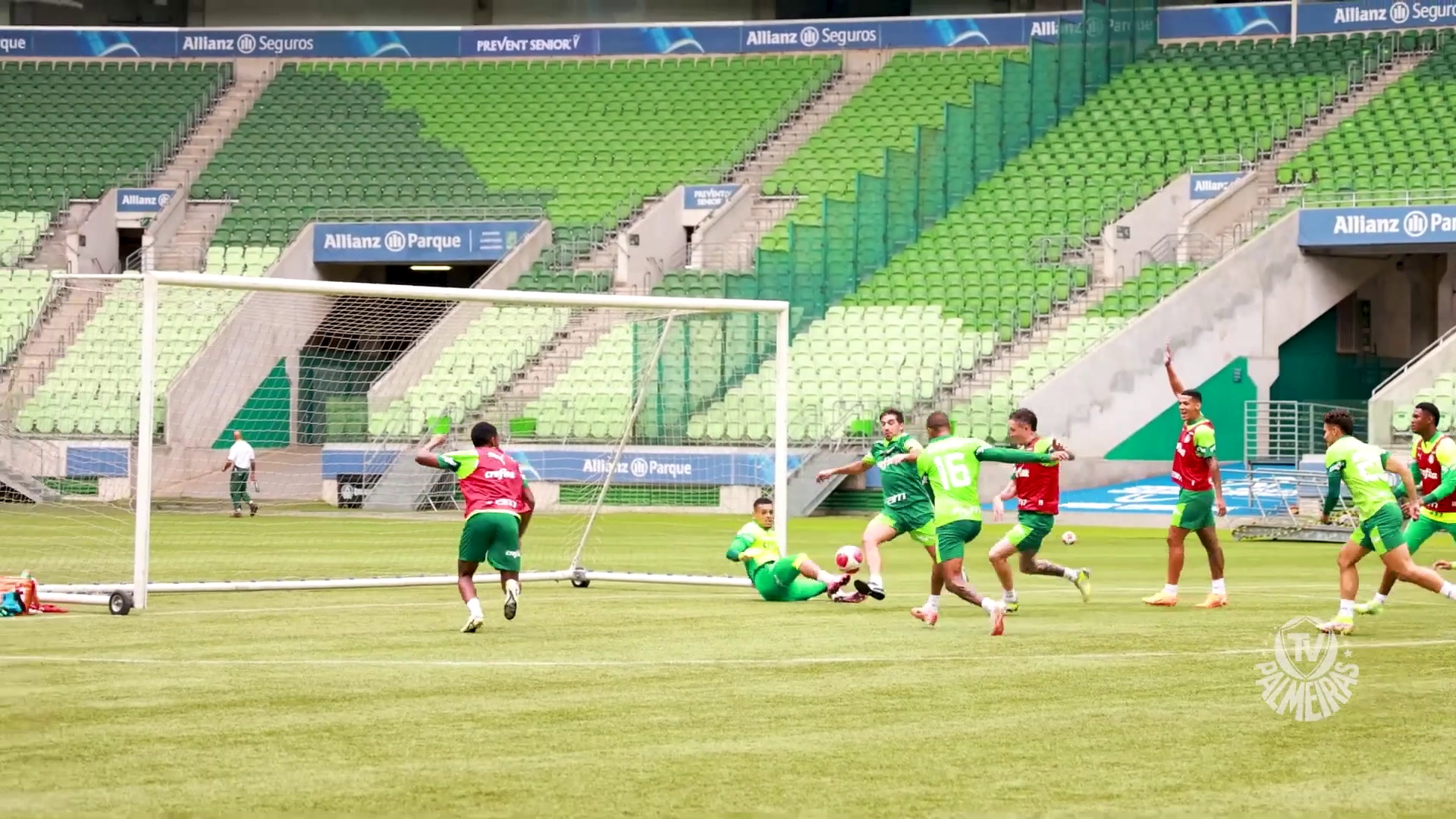 Último Treino do Palmeiras: Bicicleta de Abel Ferreira é destaque na preparação.