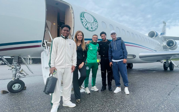 Convocados do Palmeiras retornam ao Brasil após partida amistosa.