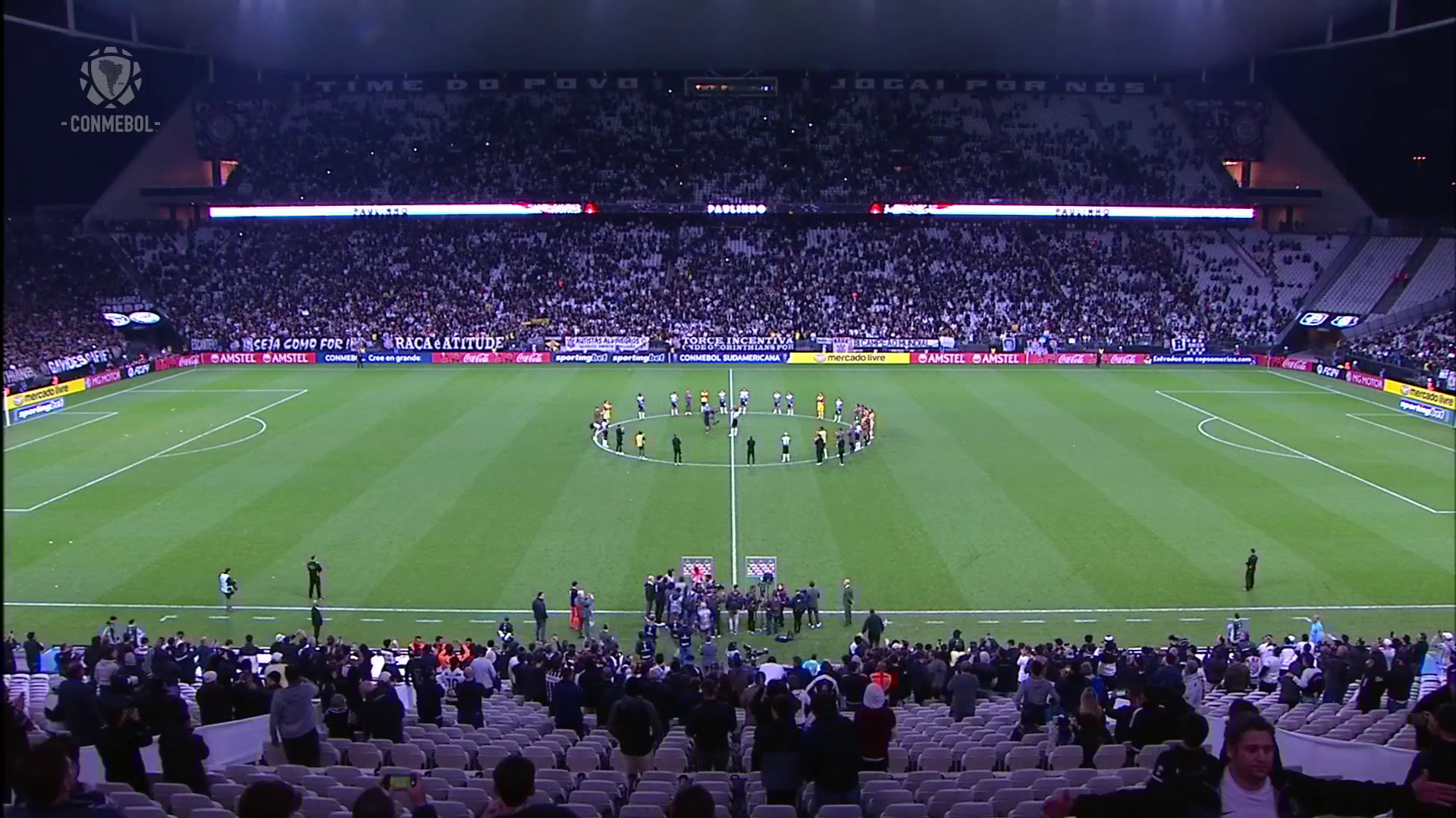 Homenagem dos Jogadores do Corinthians a Paulinho: Momento Emocionante registrado em vídeo.