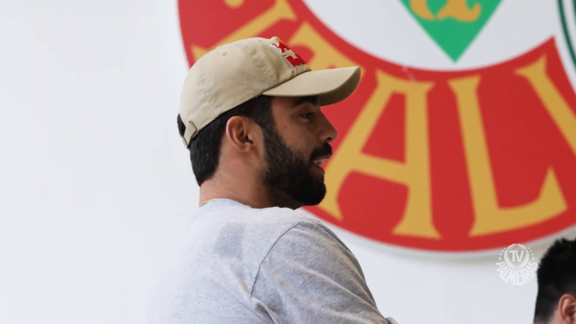 Pedro Scooby elogia estrutura do CT do Palmeiras durante visita; confira imagens.