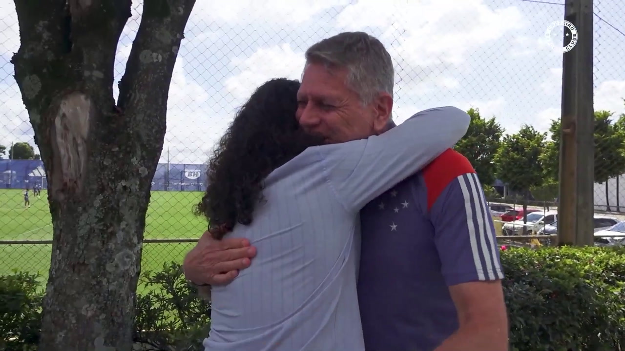 Ídolo Sorín Acompanha Treino do Cruzeiro no CT Toca da Raposa.