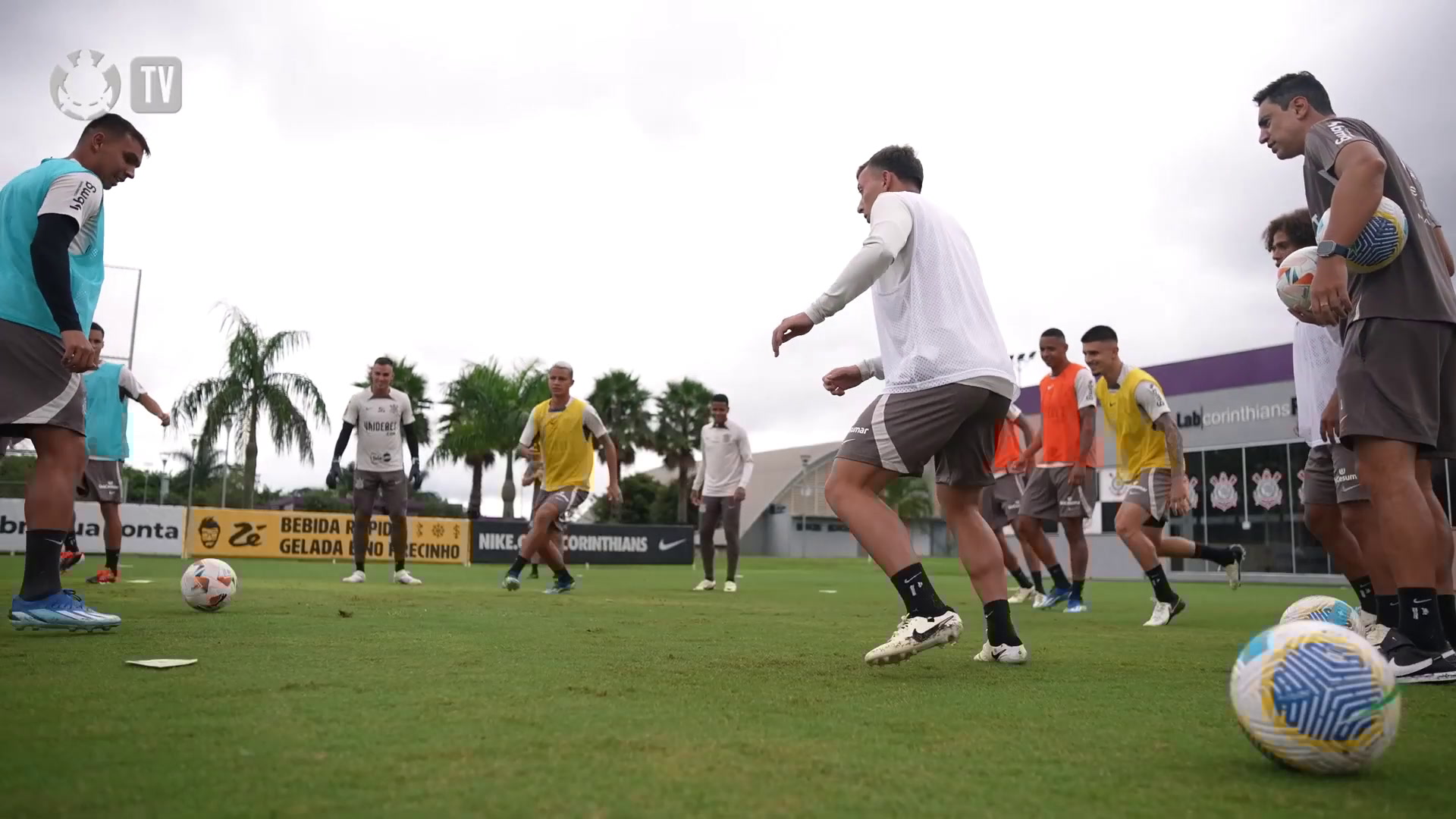Félix Torres retorna aos treinos com o Corinthians