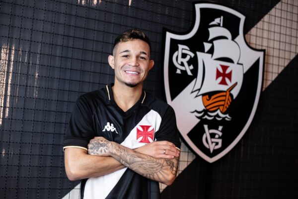 Ex-Corinthians, Adson celebra chegada ao Vasco, cita reencontros e comenta curta passagem na Europa