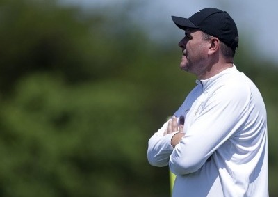 Auxiliar com as instruções e Corinthians inicia preparação para clássico contra o Santos.