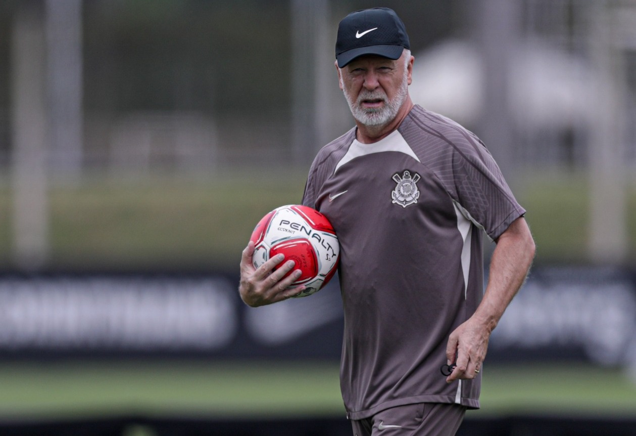 Corinthians busca novo treinador, nono desde 2020, para fortalecer equipe.