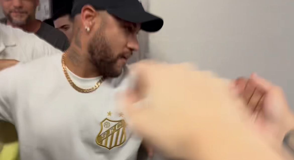 Neymar comparece à Vila Belmiro para prestigiar clássico entre Santos e Corinthians