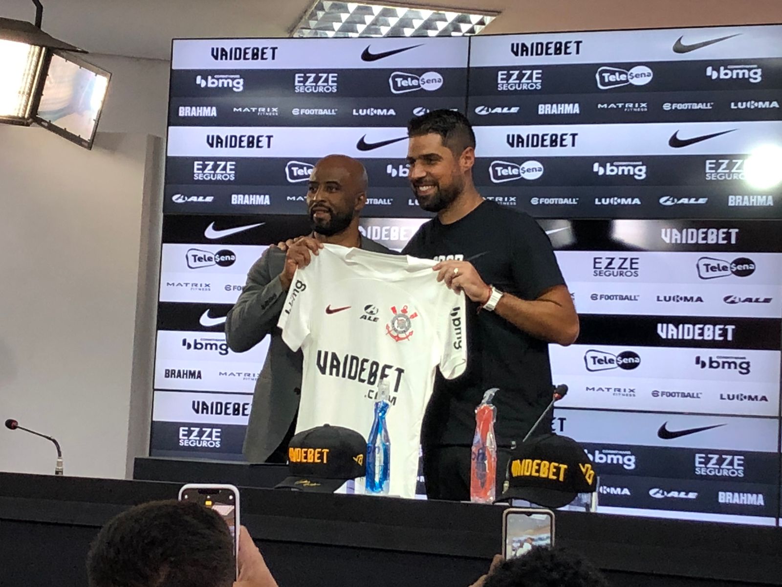 António Oliveira diz que Corinthians é "irrecusável" e fala em resgatar ...