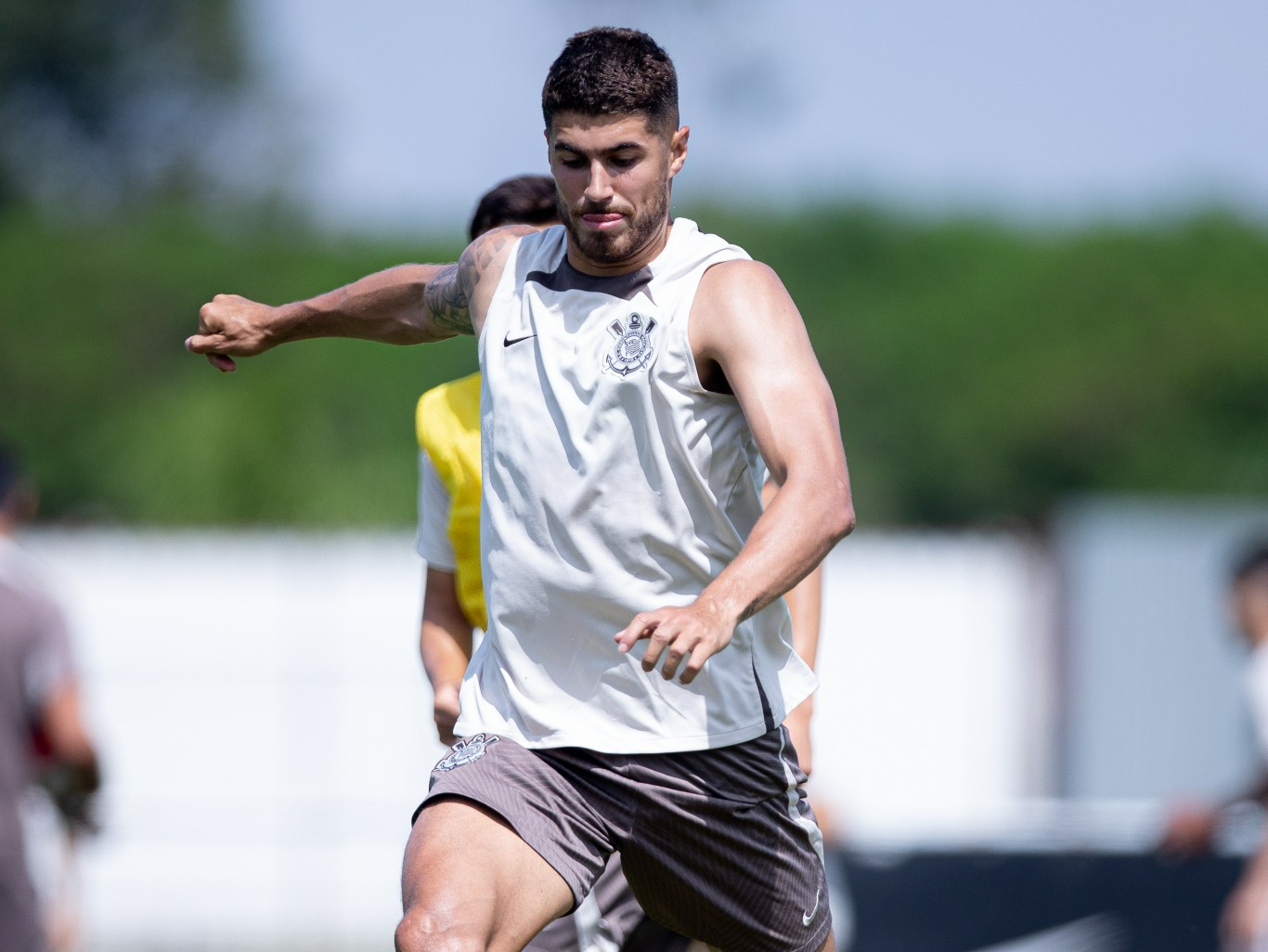 Pedro Raul explora conceitos de António Oliveira no Corinthians durante semana livre.