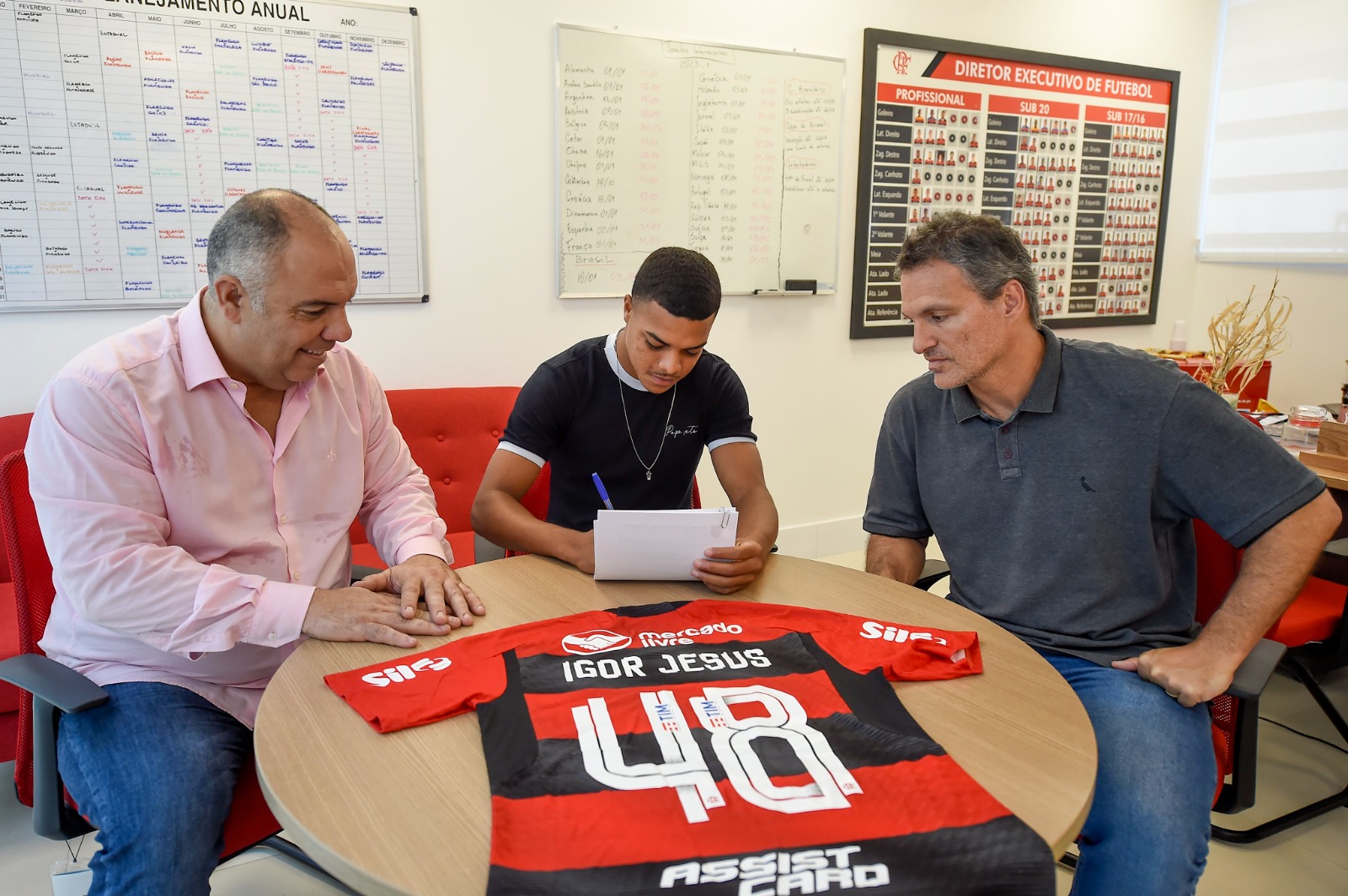 Flamengo negocia renovação contratual do promissor Igor Jesus no futebol brasileiro