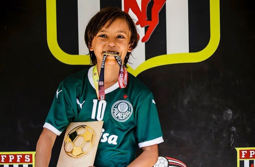 Aos 8 anos, jogador do futsal da base do Palmeiras ganha apelido de El Mago e é aposta do clube