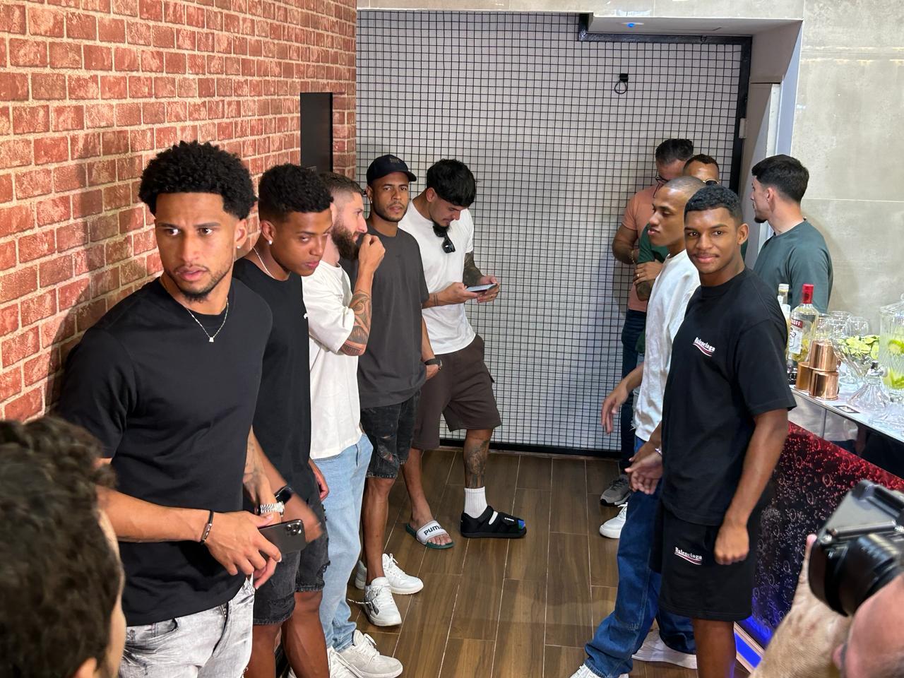 Murilo e Companheiros do Palmeiras Inauguram Barbearia na Zona Oeste de São Paulo.