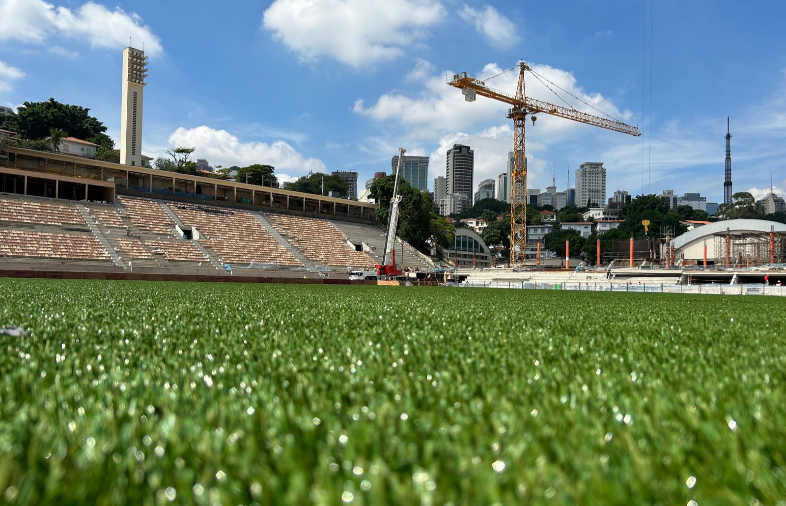 Retoques finais. Assim está, de perto, o gramado sintético do estádio (Foto: André da Silva Costa/Gazeta Press)