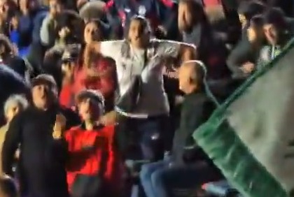 Torcedora do San Lorenzo imita macaco em gesto ofensivo à torcida do Palmeiras