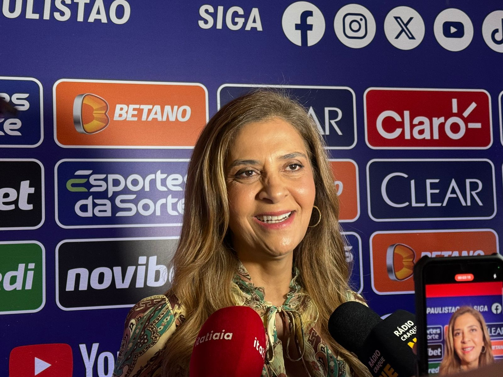 Leila solicita punição exemplar para John Textor por acusações infundadas contra Palmeiras.