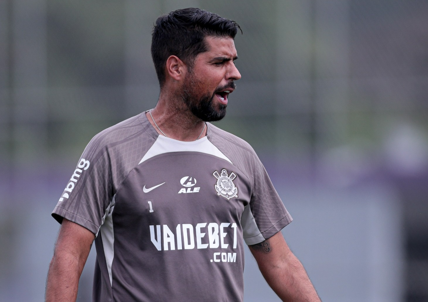 Corinthians se prepara para estreia no Brasileirão após goleada expressiva.