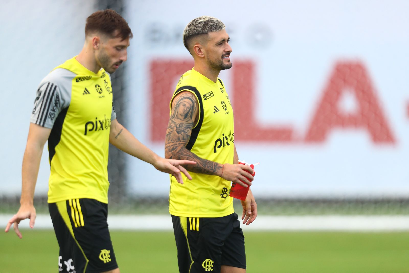 Desfalques do Flamengo para clássico contra o Fluminense: Arrascaeta, De La Cruz e Varela.