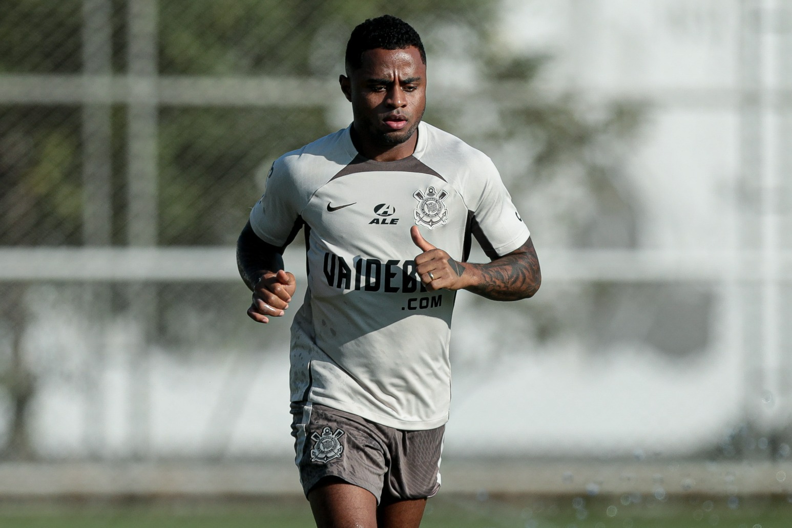 Avanço em recuperação: Palacios e jogadores realizam atividade no Corinthians.