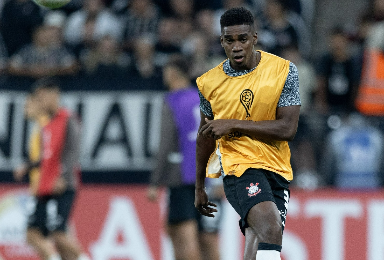 Félix Torres se lesiona e desfalca Corinthians contra Argentinos Juniors no intervalo