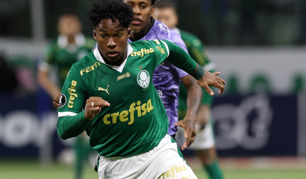 Endrick sofre edema na coxa e indica possível despedida do time.
