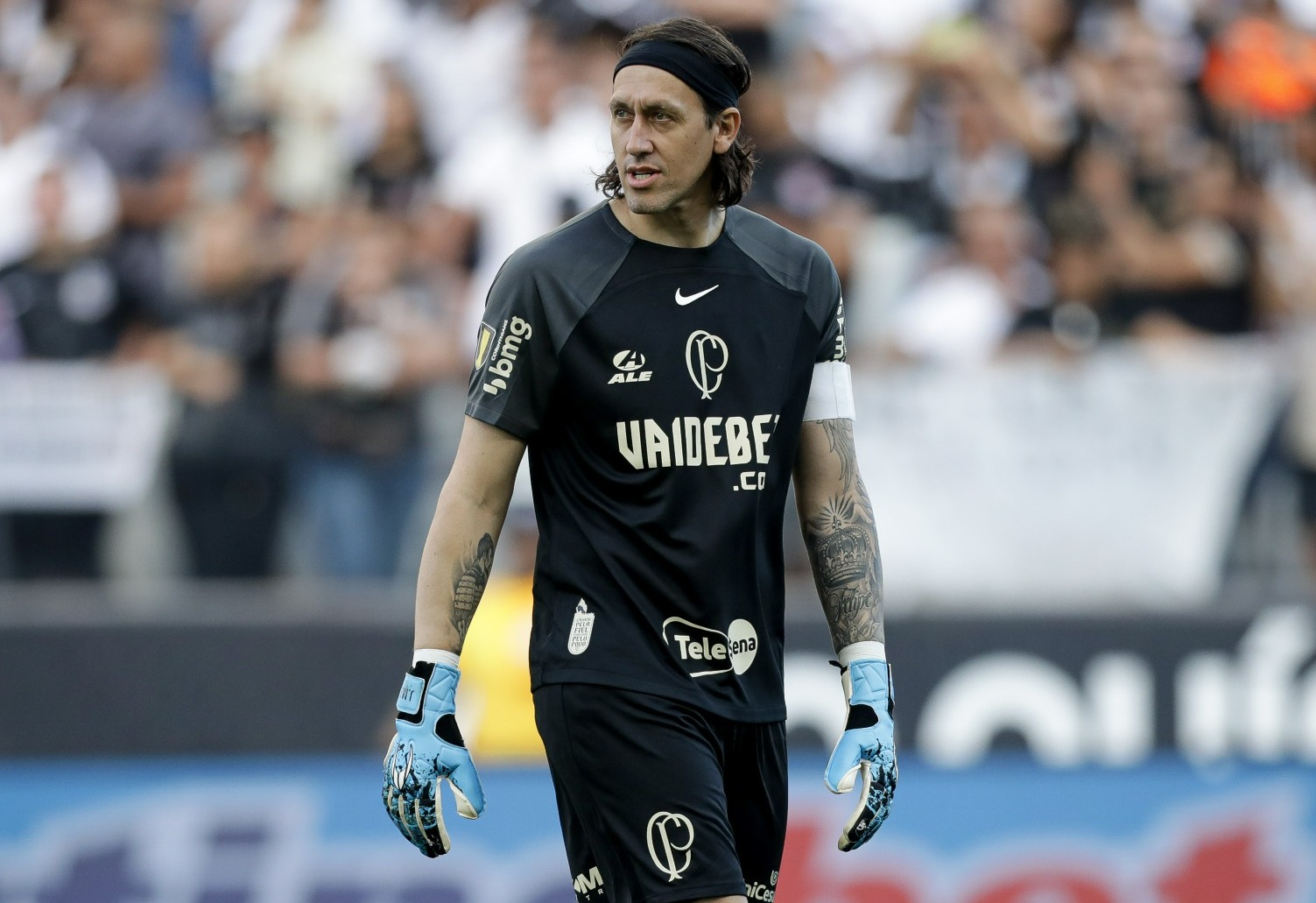 Corinthians avalia homenagens de despedida a Cássio durante negociação de acordo.