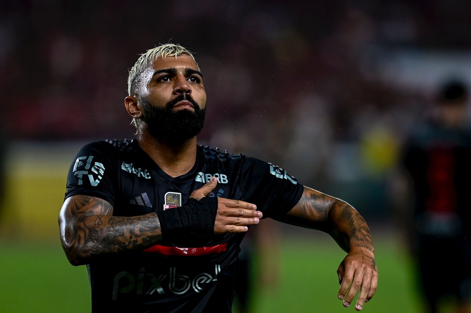 Palmeiras negocia assinatura de pré-contrato com estafe de Gabigol do Flamengo.