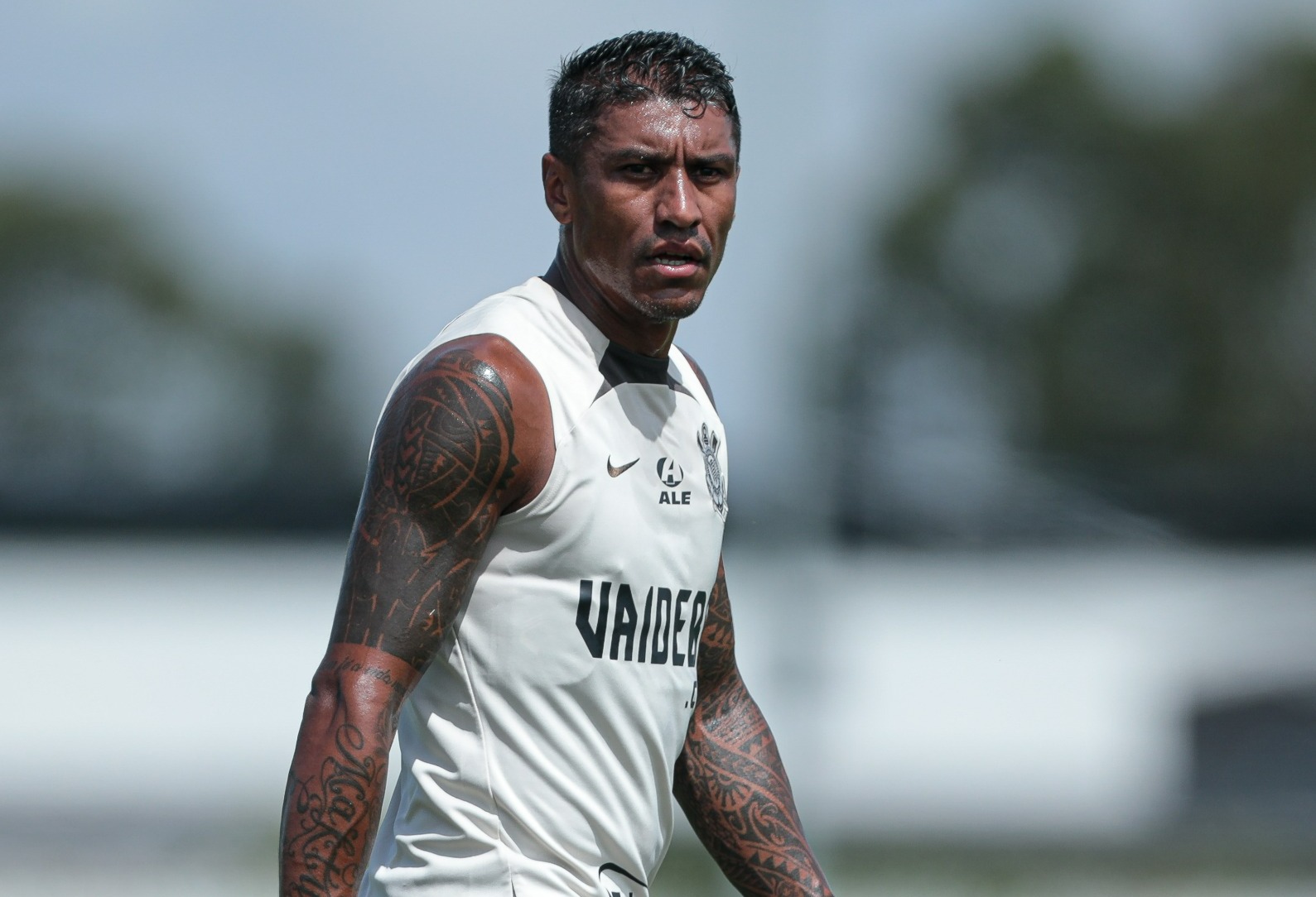 Corinthians reformula elenco e dispensa veteranos em rápida movimentação no mercado.