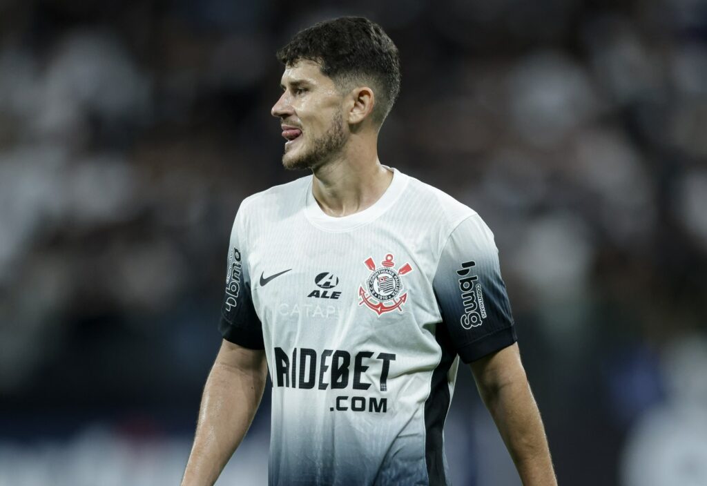 Hugo: ajudou o Corinthians com antecipações na marcação e, além de marcar bem, foi participativo no ataque. Sua evolução é nítida e rendeu até elogios de António Oliveira.