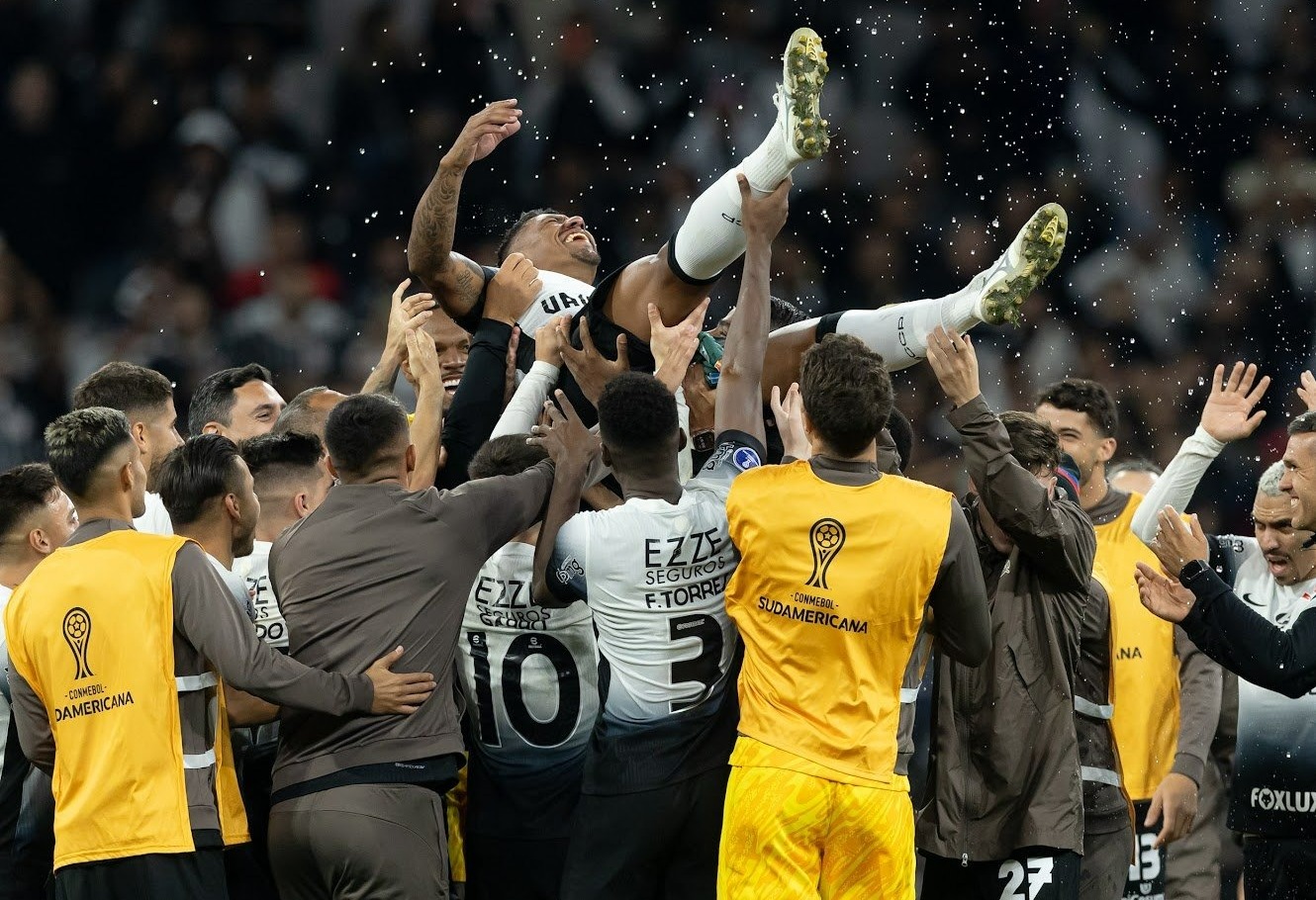 Ajuda extracampo e lamento pela saída de Paulinho abalam jogadores corintianos.