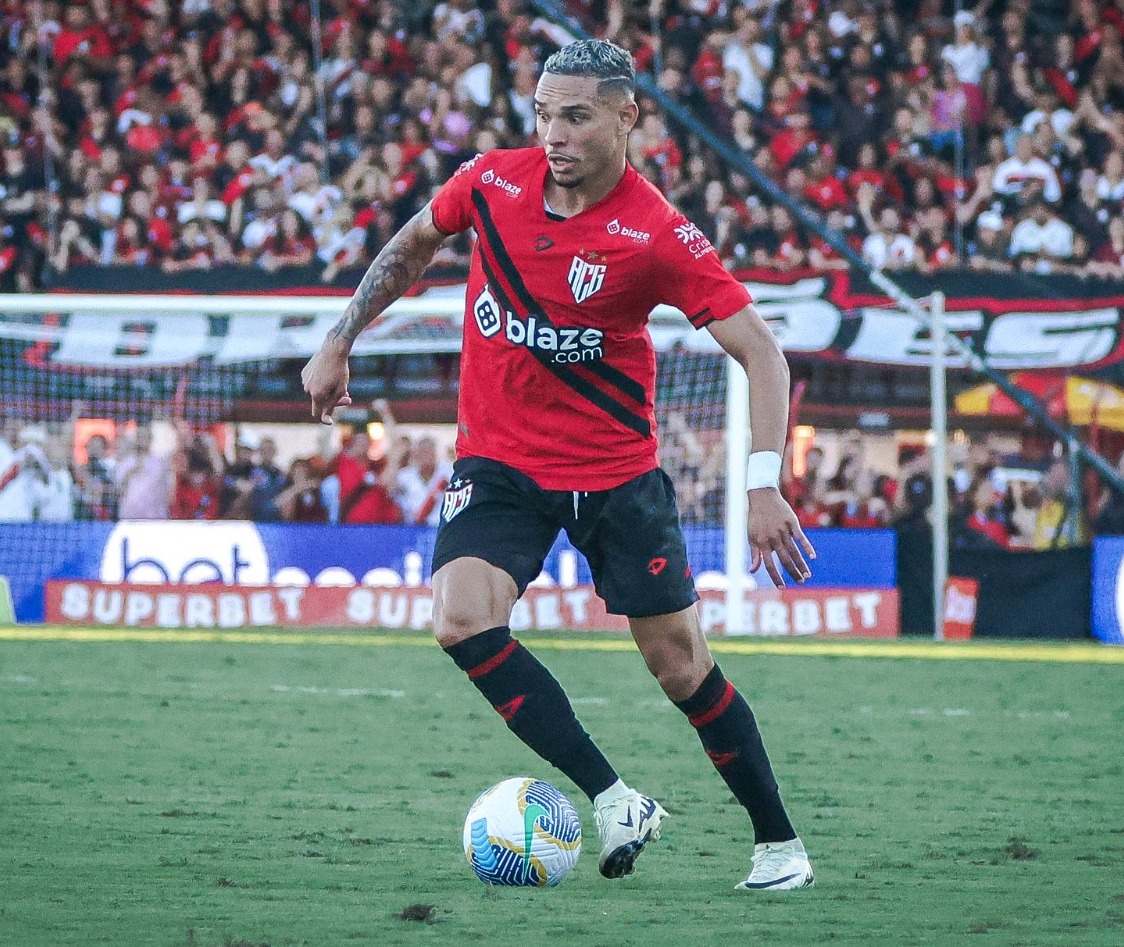 Atlético-GO obtém efeito suspensivo para contar com artilheiro contra Corinthians.